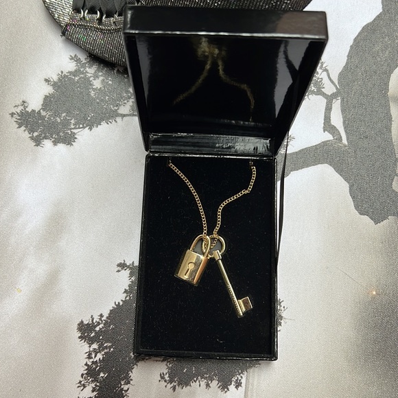 Affordable Christmas 🎁 - VS Key and lock long Necklace - Picture 6 of 7